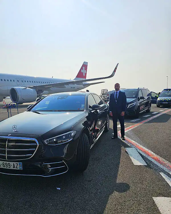 Transferts aéroport premium avec chauffeur privé et limousine de prestige